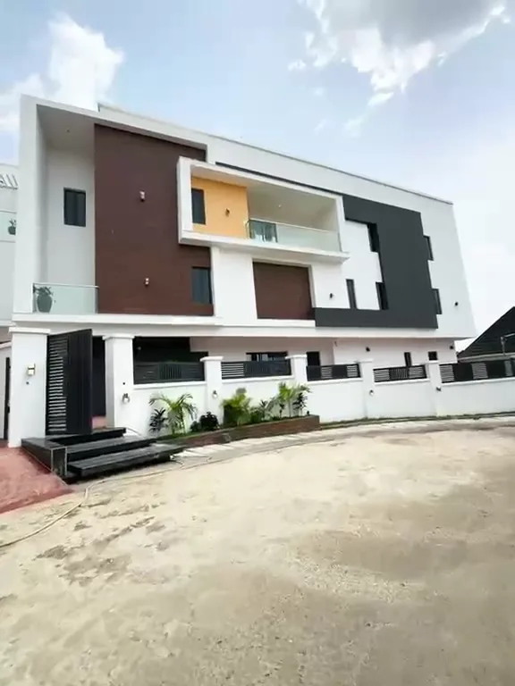 4 Bedroom Duplex In Guzape For Sale in Abuja (FCT)