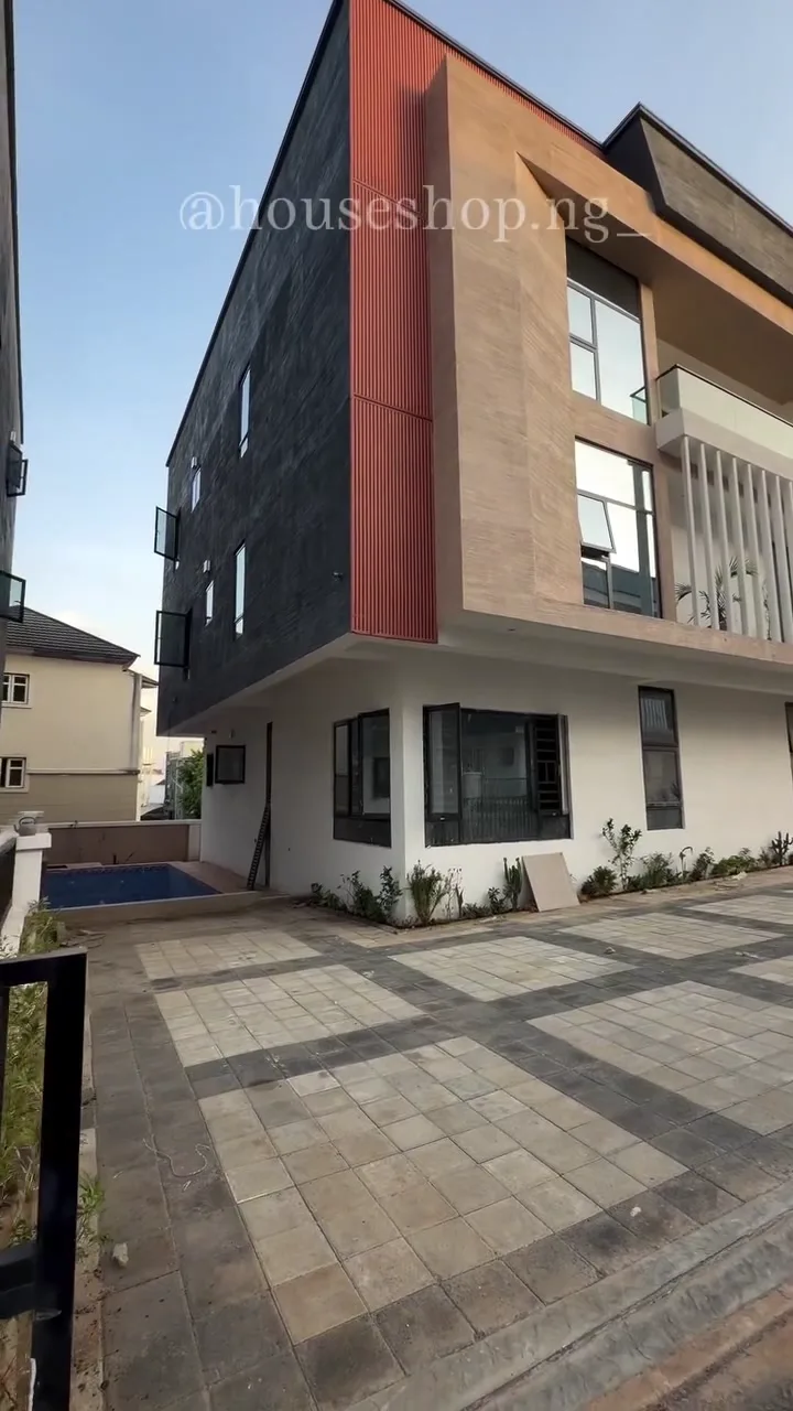 6 Bedroom Duplex In Katampe For Sale in Abuja (FCT)