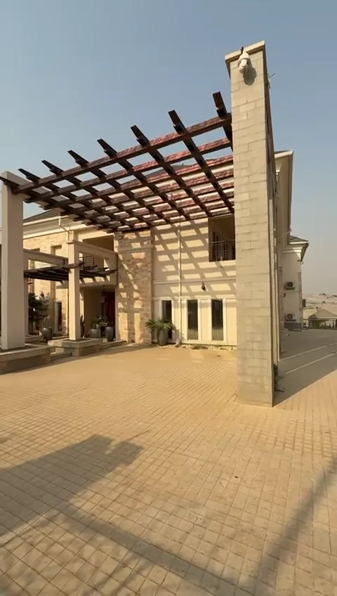 7 Bedroom Duplex In Guzape For Sale in Abuja (FCT)